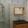 Carreau de ciment dans la salle de bain