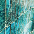 carrelage bleu avec des nuances posées en salle de bain