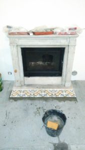 Cheminée avec des carreaux de ciment