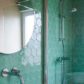 faience verte posés dans une salle de bain