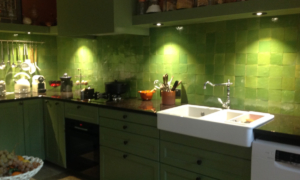 credence-zellige-vert-jardin-cuisson-cuisine-arborescence-sud-ouest-2-1030×769