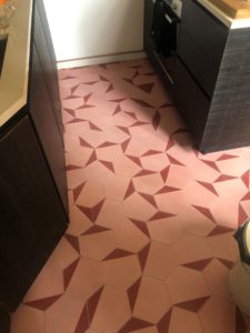 carrelage au sol en carreau de ciment