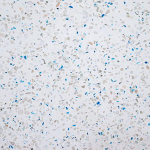 Terrazzo Qatar Blue eclat de pierre bleue avec un fond blanc