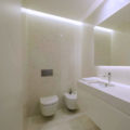 salle de bain en terrazzo blanc