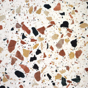 Terrazzo crème ave des pierre vertes et terracotta