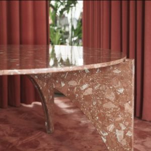 table en terrazzo à fond rouge