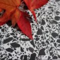 terrazzoa-piano avec un fond gris et des pierres noires