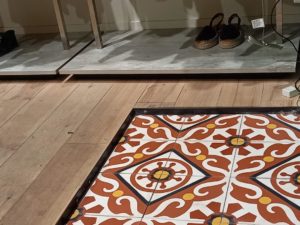 carreaux de ciment géométrique rouge posé dans un magasin